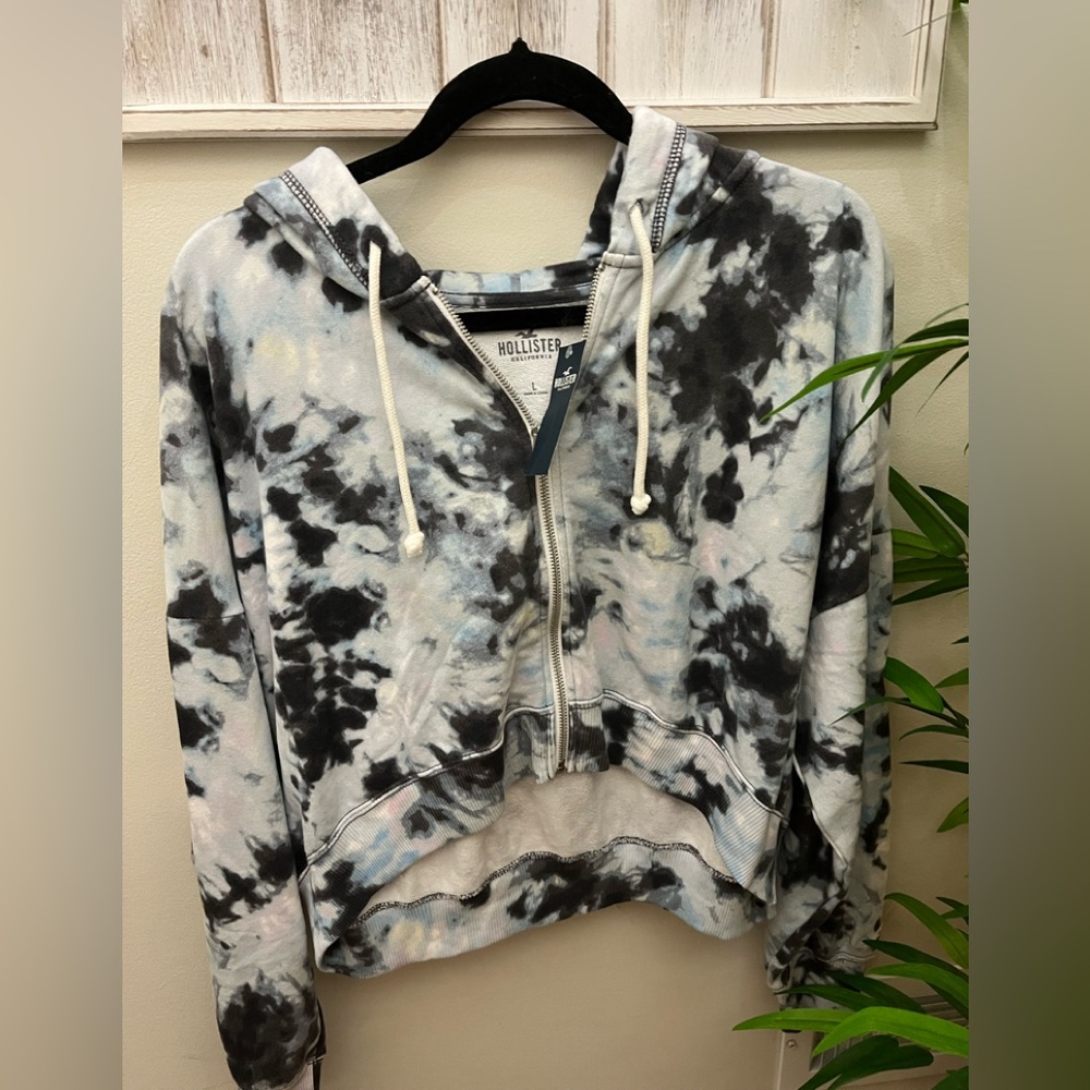 Hollister, Loose Fitting, Hoodie, Cropped in Front, Size Large, NWT